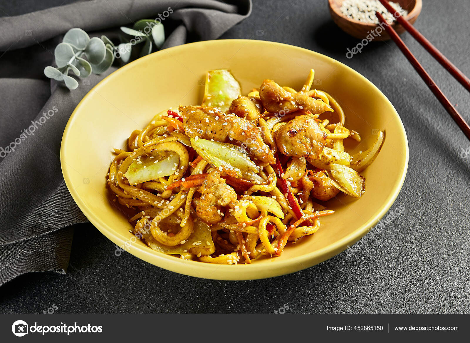 Curry Udon Noodles Asian Curry Udon Yellow Plate Wooden Chopstick Stock