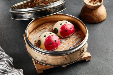 İçinde sığır eti olan kapalı bao ekmeği. Lezzetli Çin yemeği buğulama. Çince, Asyaca, otantik gıda konsepti.