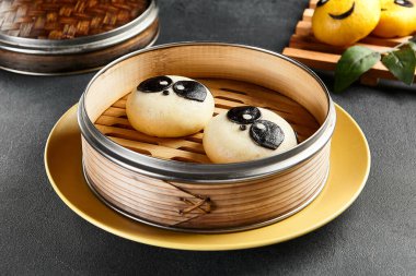 İçinde krema olan kapalı bao ekmeği. Lezzetli Çin yemeği, buğulanmış tatlı yemek. Çince, Asyaca, otantik gıda konsepti.