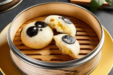 İçinde krema olan kapalı bao ekmeği. Lezzetli Çin yemeği, buğulanmış tatlı yemek. Çince, Asyaca, otantik gıda konsepti.