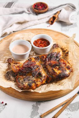 Tavuk tabaka restoran yemeği. Kırsal tarzda kızarmış yiyecekler beyaz eski masada. Kaba, restoran, ızgara yemek konsepti.