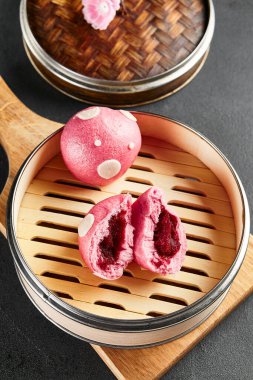 İçinde tatlı böğürtlen olan kapalı bao ekmeği. Lezzetli Çin yemeği, buğulanmış tatlı yemek. Çince, Asyaca, otantik gıda konsepti.