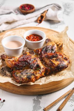 Tavuk tabaka restoran yemeği. Kırsal tarzda kızarmış yiyecekler beyaz eski masada. Kaba, restoran, ızgara yemek konsepti.