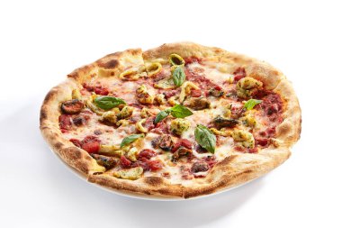 Midyeli ve karidesli deniz ürünleri pizzası. Beyaz arka planda izole edilmiş gurme İtalyan pizzası.