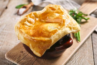 Ekmekli mantar çorbası. Tahta masadaki kahverengi tencerede lezzetli yemekler. Kırsal tarzda yemek.