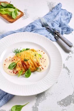 Zander Fish, Havyar ve Krema Sosu ile Hamur 'da Fırınlandı. Restoran yemek tabağı beyaz masada. Lezzetli pişmiş balık yemeği.