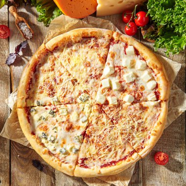 Dört peynirli pizza veya domates soslu Quattro Formaggi pizza, mozzarella, gorgonzola, Parmigiano Reggiano ve keçi peyniri. Kırsal pizza düzeni.