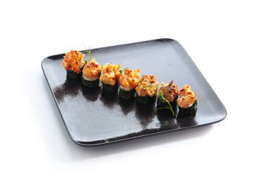 Gunkan Suşi, Gunkan Maki Suşi, deniz ürünleri ve baharatlı sos. İçinde pirinç olan suşi ve etrafına Norveç yosunu sarılmış. Siyah tabakta lezzetli Gunkan suşisi. Beyaz arkaplanda izole
