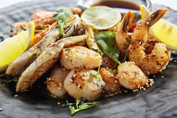 Teppanyaki Style Seafood Marisco Mixto Parrilla Con Salsa Soja Verduras — Foto de Stock