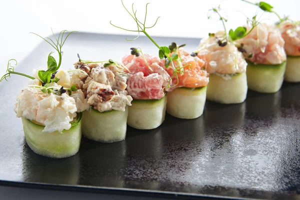 Sushi Embrulhado Pepino Gunkan Maki Sushi Com Frutos Mar Envoltório — Fotografia de Stock