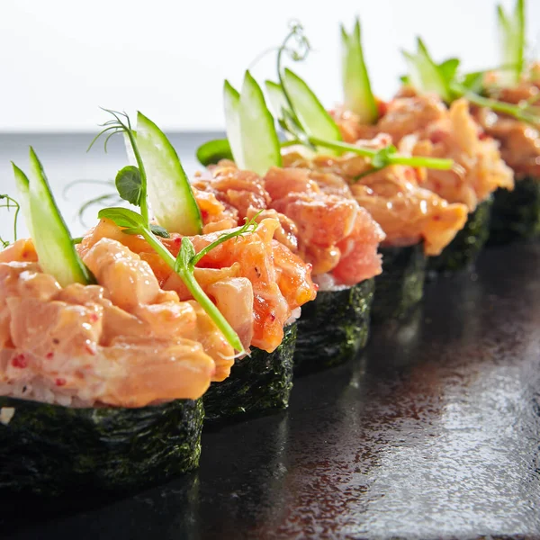 Gunkan Sushi Gunkan Maki Sushi Con Mariscos Salsa Picante Sushi — Foto de Stock