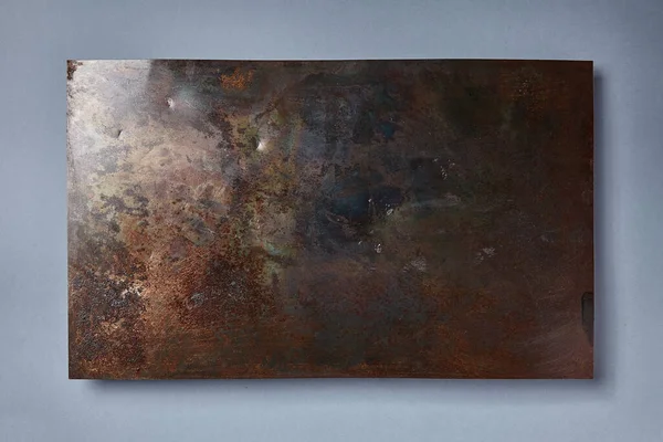 Paslı Metal Malzeme Koyu Mavi Masa Üzerinde Paslı Metal Plaka — Stok fotoğraf