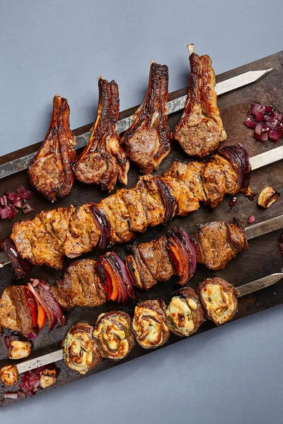 Barbecue Brochette Viande Sur Plateau Métal Rouillé Vue Dessus Minime — Photo