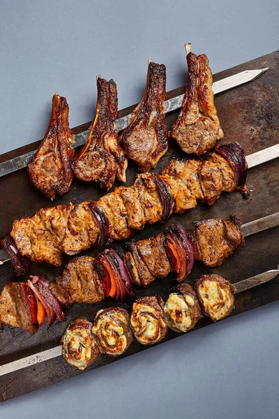 Barbecue Brochette Viande Sur Plateau Métal Rouillé Vue Dessus Minime — Photo