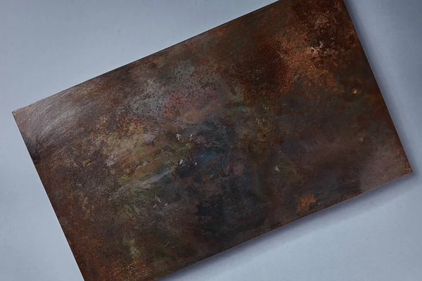 Paslı Metal Malzeme Koyu Mavi Masa Üzerinde Paslı Metal Plaka — Stok fotoğraf