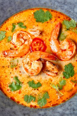 Tom Yum veya Tom Yam Çorbası - Sıcak ve ekşi Tayland Çorbası karidesle pişirilir. Tayland Otantik Geleneksel Yemeği. Koyu Gri Masa 'da Mavi Kasede Çorba. Sokak Asya Yemekleri. Üst görünüm