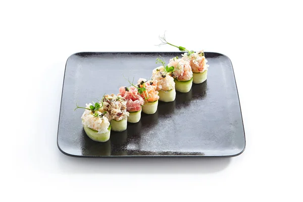 Komkommer Verpakt Sushi Gunkan Maki Sushi Met Zeevruchten Gesneden Komkommer — Stockfoto