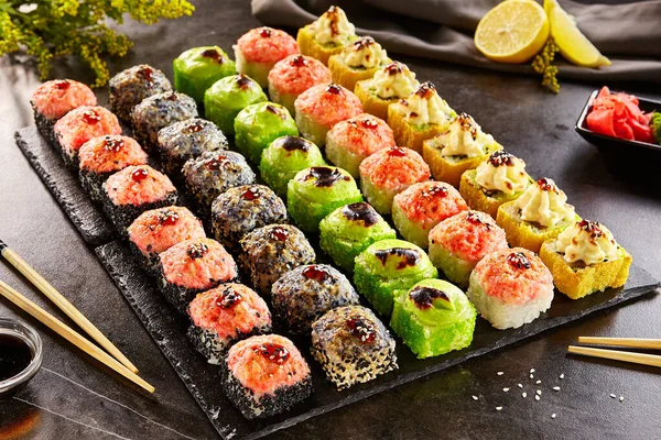 Set Barras Sushi Rollo Internacional Sushi Maki Bandeja Pizarra Negra —  Fotos de Stock