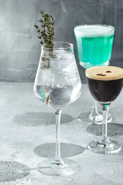 Cocktail Met Wodka Tijm Zomer Cocktail Concept Met Zonlicht Schaduw — Stockfoto