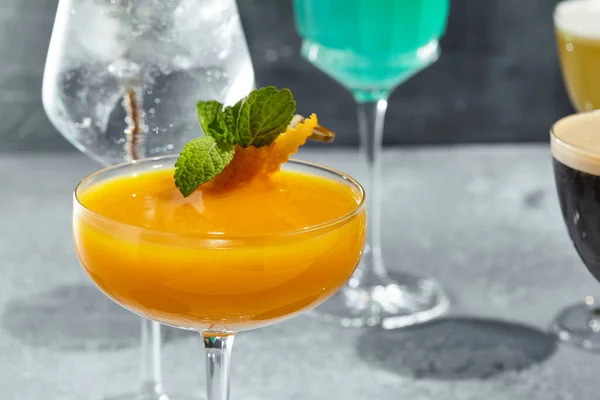 Cocktail Con Vodka Mango Concetto Cocktail Estivo Con Luce Solare — Foto Stock
