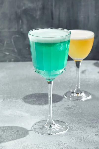 Ijsberg Cocktail Vintage Getextureerde Tafel Cocktail Met Wodka Blauwe Curacao — Stockfoto