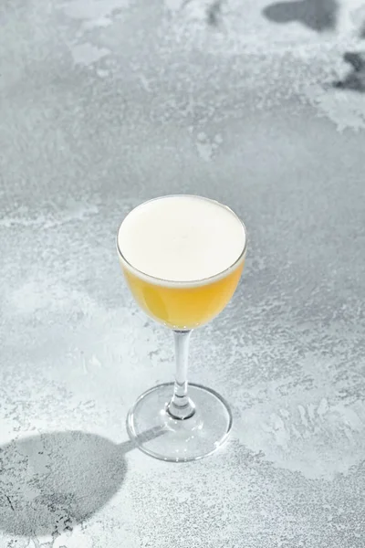 Whisky Sour Cocktail Cóctel Base Whisky Con Clara Huevo Mesa — Foto de Stock