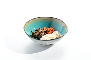 Japon Miso Deniz Ürünleri Çorbası - Japon miso ezmesi ve deniz ürünleri içeren deniz ürünleri çorbası. Çorbanın içeriği mantar, yosun ve deniz ürünleridir. Beyaz arka planda izole edilmiş Miso çorbası.