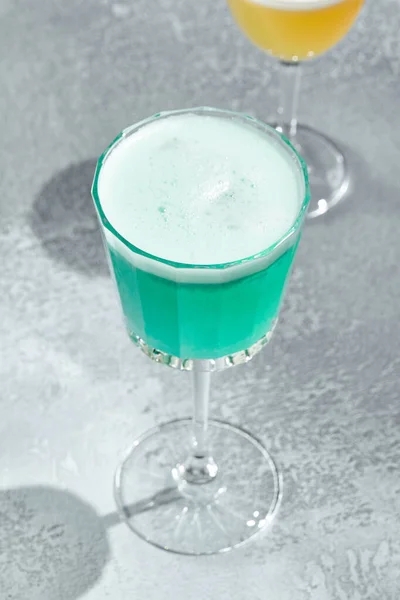 Ijsberg Cocktail Vintage Getextureerde Tafel Cocktail Met Wodka Blauwe Curacao — Stockfoto