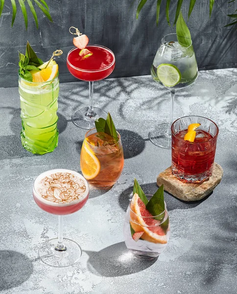 Cocktail Gezet Vintage Tafel Met Zonneschijn Lange Schaduw Verschillende Alcohol — Stockfoto