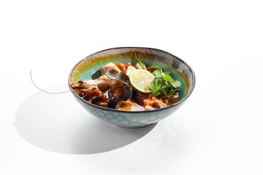 Tom yum veya Tom yer elması - karışık deniz ürünleriyle sıcak ve ekşi Tayland çorbası. Tayland geleneksel karides ve hindistan cevizi sütü çorbası. Tom beyaz arka planda nefis. Beyaz arka planda izole edilmiş çorba tabağı.. 
