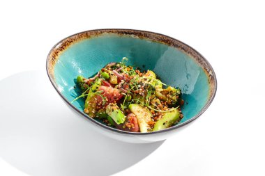 Sağlıklı avokado ve domates salatası kasesi. Avokado, domates dilimi ve edamame fasulyesinden yapılmış yeşil salata. Sağlıklı yemek beyaz arka planda izole edilmiş. Sağlıklı vejetaryen salata kasesi.