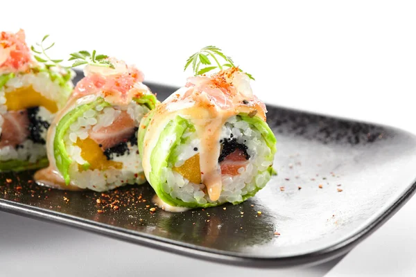 Sushi Aguacate Con Salmón Queso Crema Mango Sobre Fondo Blanco — Foto de Stock