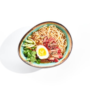 Ramen Tavuk Çorbası. Tavuk, erişte ve diğer malzemelerle geleneksel çorba. Yumurtalarla kaplı. Ramen çorba kasesi beyaz arka planda izole edilmiş.