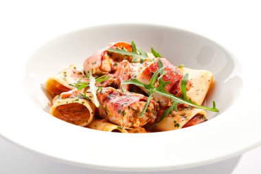 Ton balıklı Cannelloni makarnası, ton balıklı erişte tabağı. Ton balıklı makarna, domates sosu ve roket salatası. Restoran gurme cannelloni makarna tabağı beyaz arka planda izole.