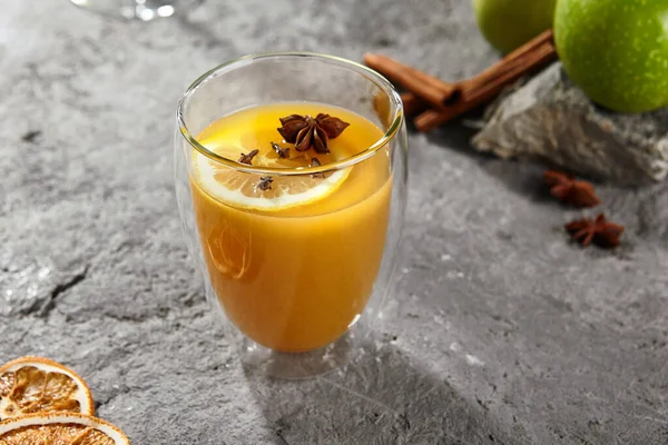 Cocktail Mangue Tropicale Avec Citron Anis Étoilé Gris Fond Béton — Photo