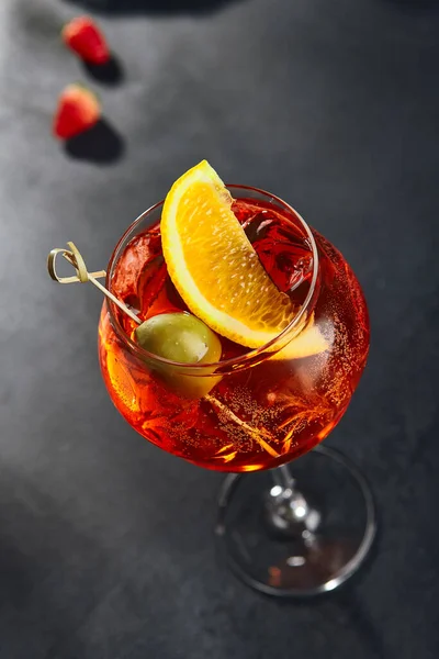 Klassieke Aperol Spritz Cocktail Spritz Cocktail Donkere Achtergrond Verse Sinaasappeldrank — Stockfoto