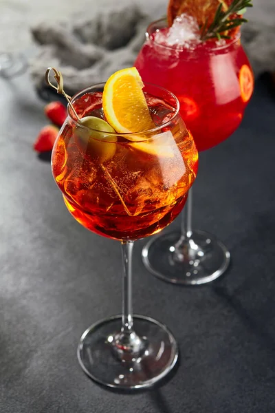 Klassischer Aperol Spritz Cocktail Spritzcocktail Auf Dunklem Hintergrund Frisches Orangengetränk — Stockfoto