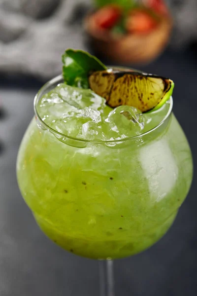 Kiwi Spritz Cocktail Tisch Aus Dunklem Stein Seitenansicht — Stockfoto