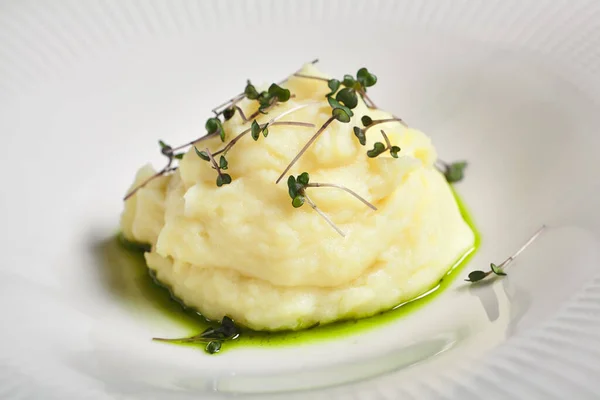 Puré Patata Con Salsa Pesto Microgreens —  Fotos de Stock