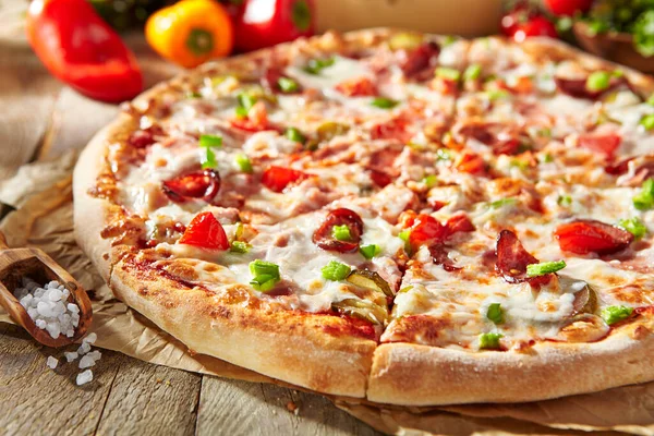 ピザレストランメニュー 羊肉のピザ 肉のホットソーセージとペパロニスライスをトッピング ピザの材料と木製のテーブル 強い影を持つ日光 素朴で自然なスタイルの食べ物 — ストック写真