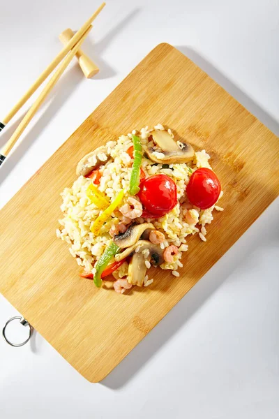 Gebratener Hühnerreis Mit Gemüse Asiatisches Essen Auf Weißem Hintergrund Holzschale — Stockfoto