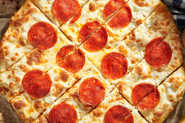 Pepperoni Vagy Szalámi Pizza Házi Készítésű Pizza Tészta Szalámis Kolbászos — Stock Fotó