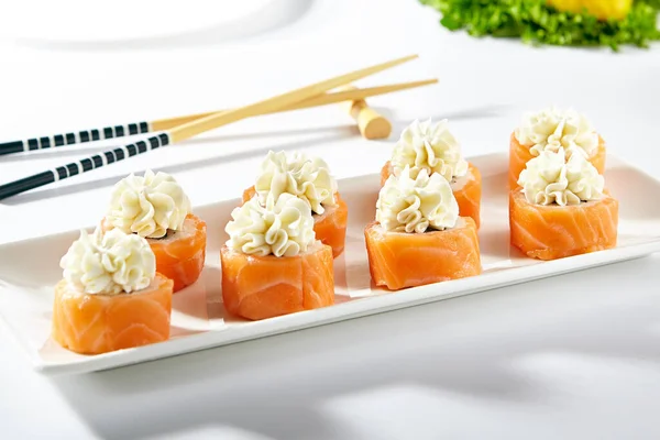 Philadelphia Sushi Roll Făcut Somon Afumat Maki Sushi Acoperit Brânză — Fotografie, imagine de stoc