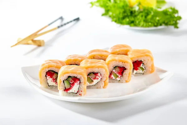 Somon Suşi Roll Dışarıda Füme Somon Ile Yapılır Çinde Tobiko — Stok fotoğraf