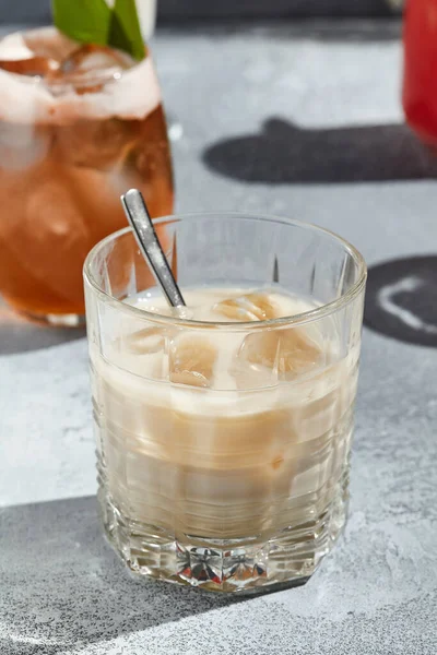 White Russian Cocktail Cocktail Made Coffee Liqueur Vodka Cocktail Glass — Stock Photo, Image