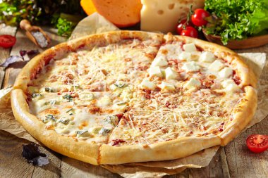Dört peynirli pizza veya domates soslu Quattro Formaggi pizza, mozzarella, gorgonzola, Parmigiano Reggiano ve keçi peyniri. Kırsal pizza düzeni.