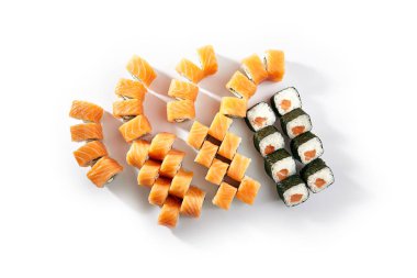 Çeşitli Somon Maki Rolls 'lu Suşi Rolls Set. Maki suşisi beyaz arkaplan görünümünde yuvarlanıyor