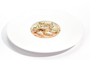 Beyaz soslu leziz deniz tarağı ceviche ve beyaz restoran tabağında yeşil soğan. Balık Peru deniz ürünleri yemeği. Deniz tarağı ceviche, restoran deniz ürünleri tabağı. Sağlıklı yemek..