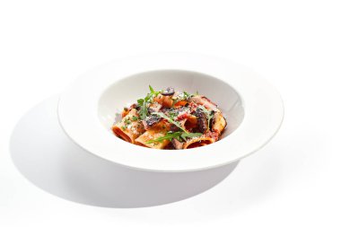 Ton balıklı Cannelloni makarnası, ton balıklı erişte tabağı. Ton balıklı makarna, domates sosu ve roket salatası. Restoran gurme cannelloni makarna tabağı beyaz arka planda izole.