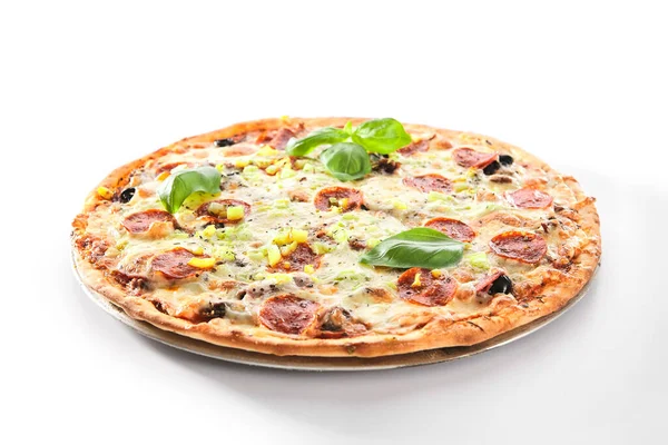 Pizza Con Ternera Mármol Jamón Salami Chorrizo Bandeja Metálica Pizzería — Foto de Stock